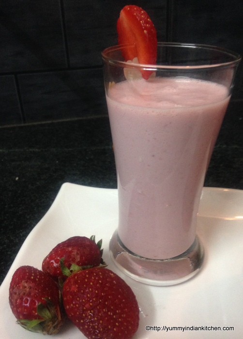 how to make strawberry smoothie with yogurt