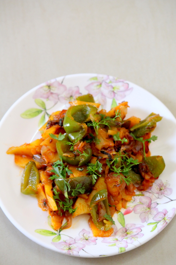 Aloo Capsicum Recipe or Aloo Shimla Mirch - Yummy Indian Kitchen