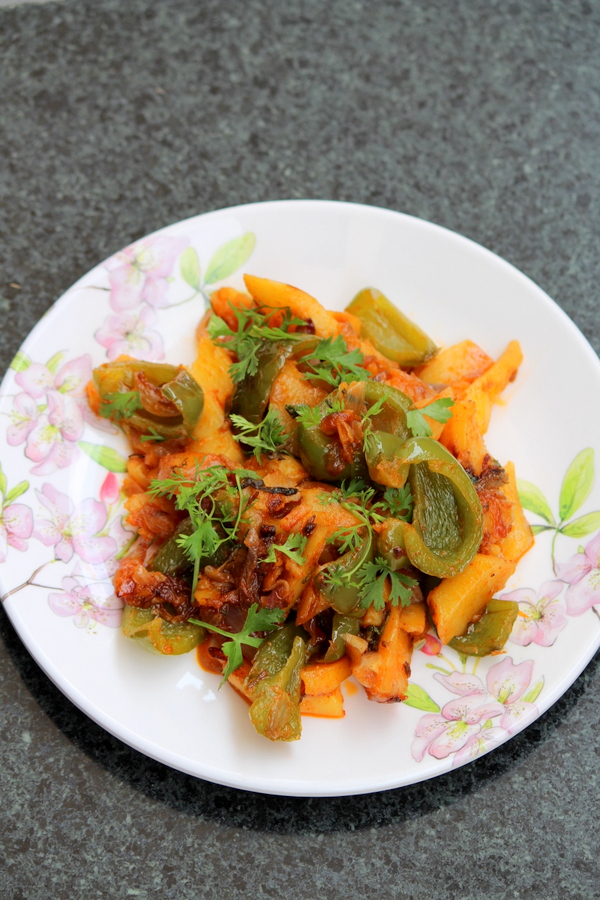 Aloo Capsicum Recipe or Aloo Shimla Mirch - Yummy Indian Kitchen