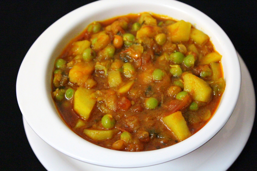 aloo matar recipe | aloo mutter masala gravy - Yummy Indian Kitchen