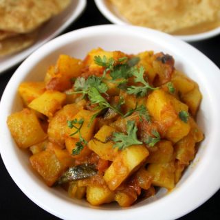 how-to-make-potato-curry-for-roti-and-chapati