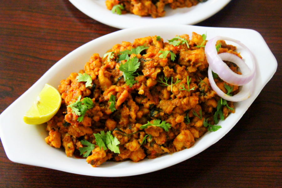  chicken keema served with lemon wedges