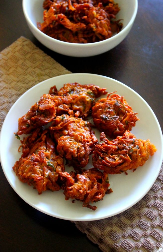 kanda bhaji on a plate