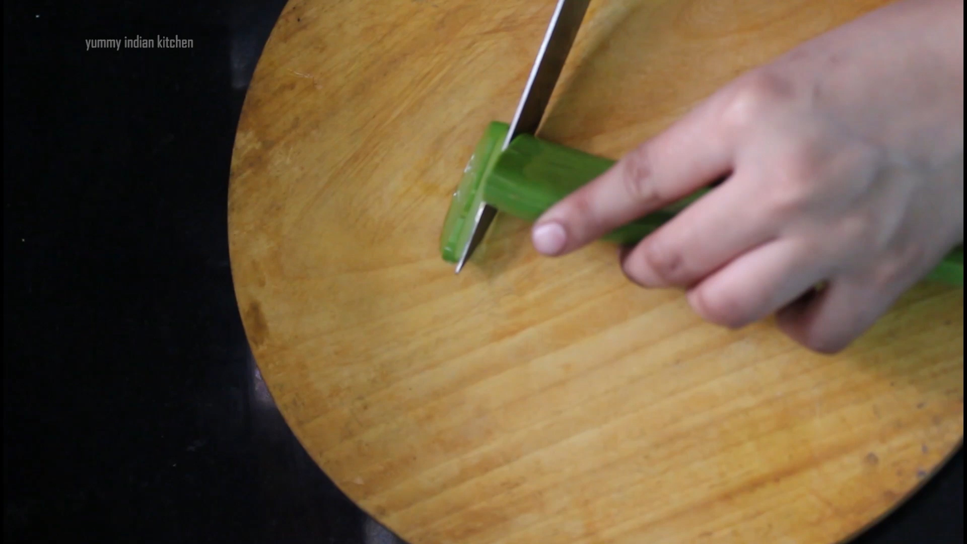 cutting the aloe vera leaf