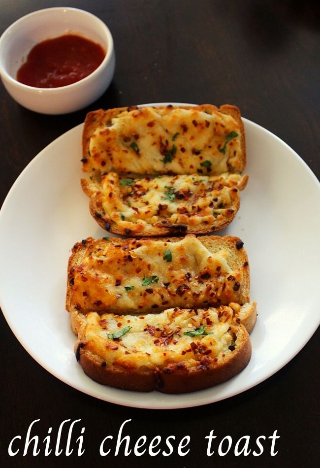  chilli cheese toast cut into diagonal shape and served