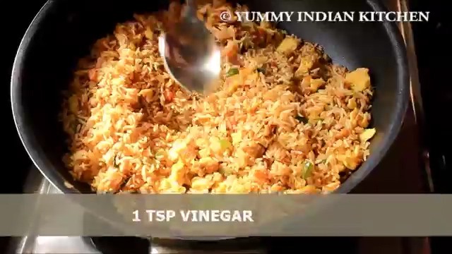 adding vinegar to egg fried rice