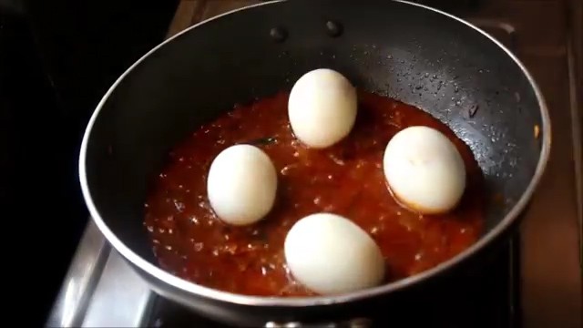 Adding boiled and peeled eggs to the egg roast