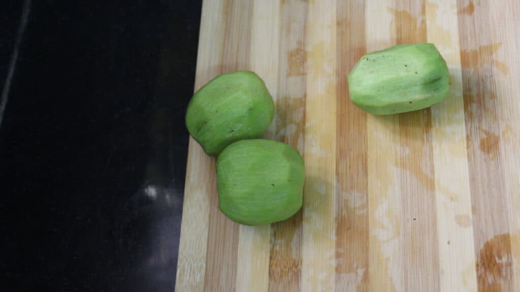 Peeling the kiwi fruit 