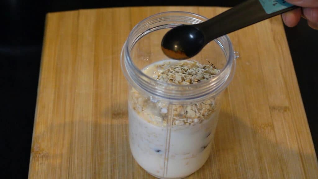 Adding a pinch of cinnamon to the weight loss oatmeal smoothie
