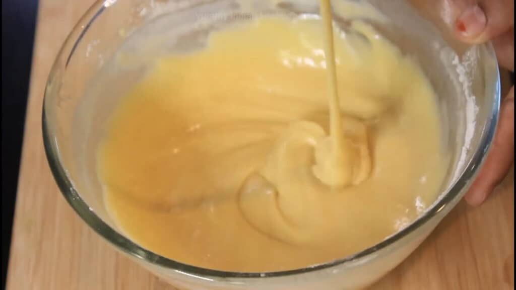 The batter to make vanilla sponge cake consistency should be slightly thick 