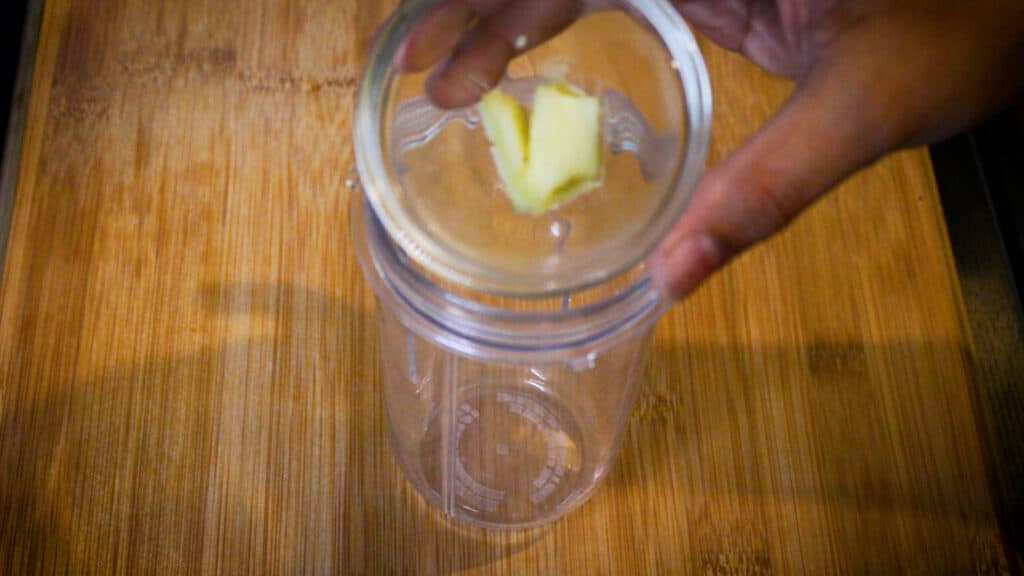 adding ginger pieces to make the smoothie