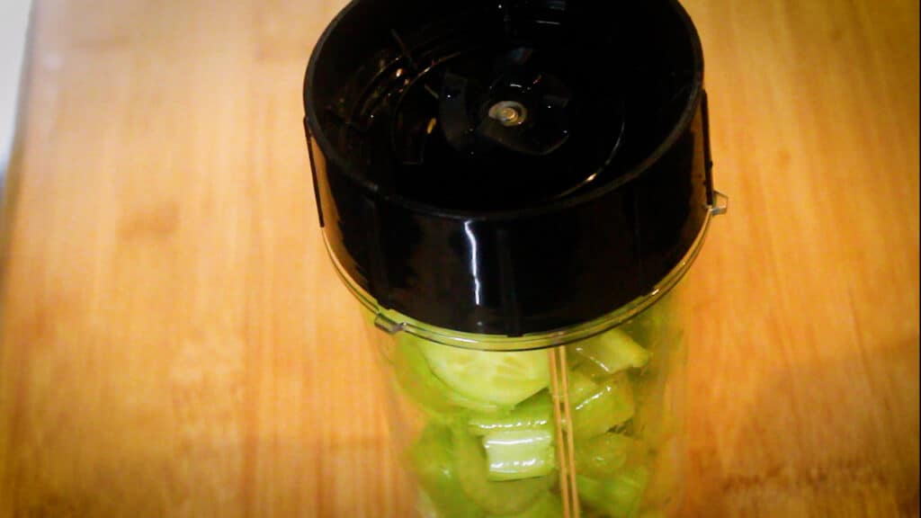 blending the green detox juice