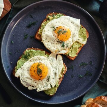 low calorie breakfast weight loss recipes such as egg and avocado toast as shown here