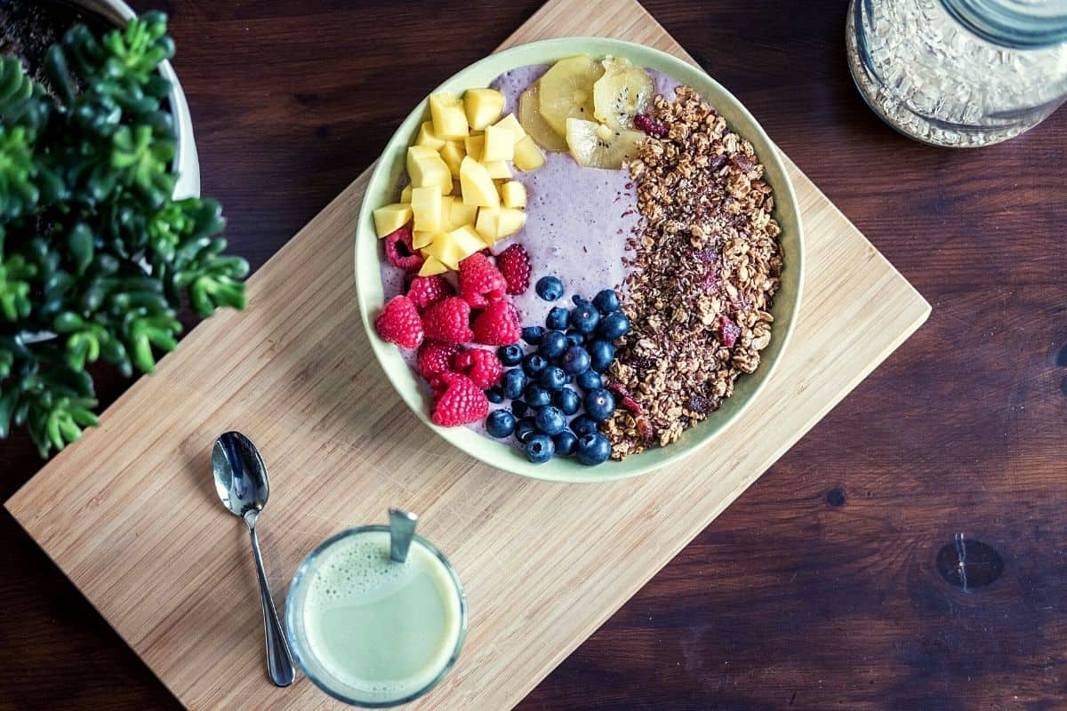 steel cut oats in a bowl as low calorie breakfast with fruit toppings on it