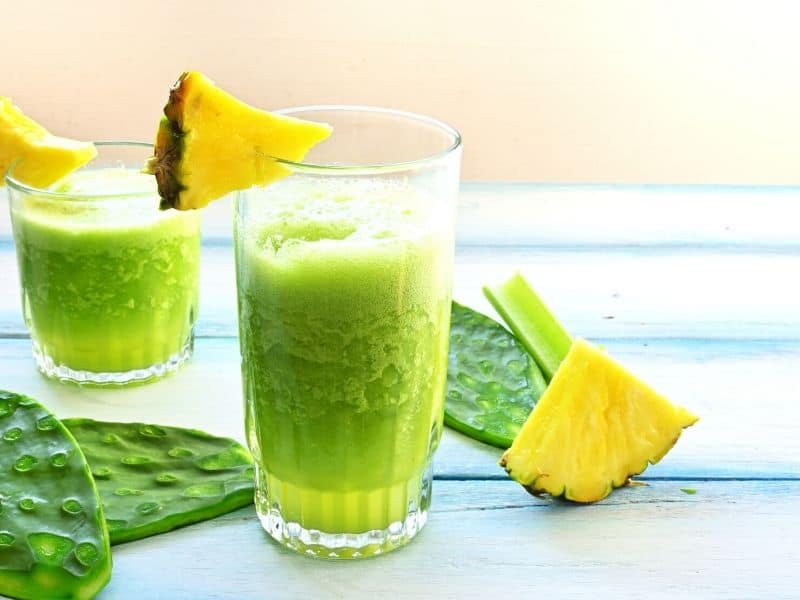 pineapple and celery smoothie to detox in a glass