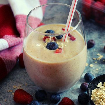 oats smoothie to lose weight in a glass with berries shown around the glass