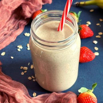 1000-calorie smoothie, a high-calorie smoothie to gain weight in a mason jar with strawberries around