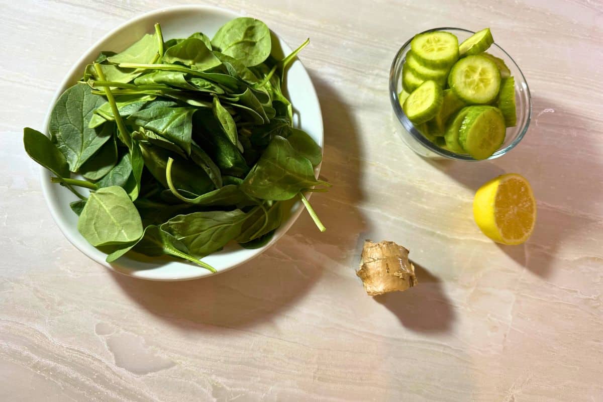 ingredients to make spinach juice