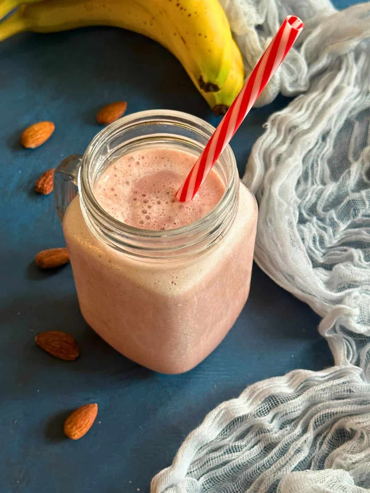 low calorie protein shake recipe in a mason jar with a straw